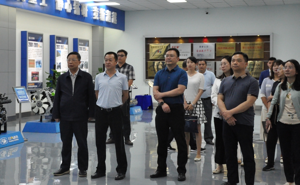 昆明市国资委党组书记王磊一行到云南利豪娱乐动力集团有限公司开展调研